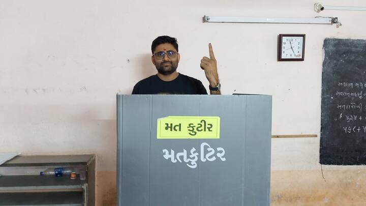 સુરતના કતારગામ બેઠક પરથી આપના ઉમેદવાર ગોપાલ ઇટાલિયાએ મતદાન કર્યું હતું.