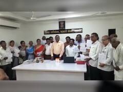 Photo: सावकाराने लाटलेल्या जळगावातील शेतकऱ्यांच्या 100 एकर जमिनी परत