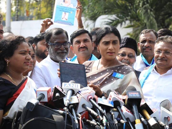 She further claimed that she was obstructed on her way to the Chief Minister's camp office and her car was lifted with a crane though she was still sitting inside.