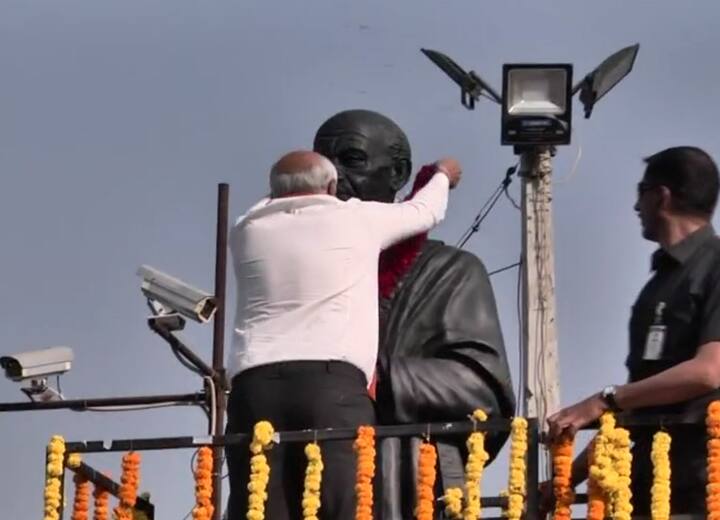 રોડ શો પહેલા સરદાર પટેલ સ્ટેચ્યુને મુખ્યમંત્રી ભુપેન્દ્ર પટેલે  માલ્યાર્પણ કર્યું