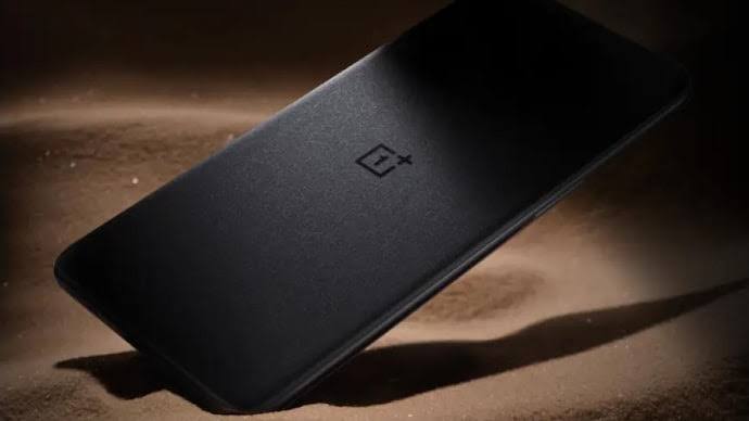 OnePlus 11 Lineup : वनप्लस का अगला फ्लैगशिप जल्द ही लॉन्च होने वाला है. हैंडसेट निर्माता वनप्लस 11 को भारत सहित अन्य बाजारों में लॉन्च करने से पहले चीन में पेश कर सकता है. वनप्लस 11 को भारत और अन्य बाजारों में कम से कम दो रंगों में लॉन्च किए जाने की संभावना है. इन रंगों में मैट ब्लैक और ग्लॉसी ग्रीन शामिल है.