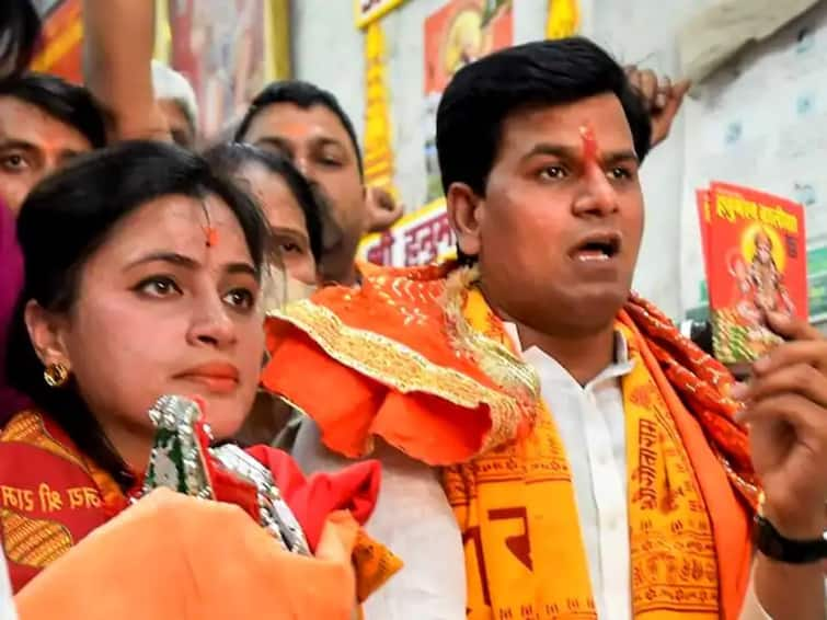 Hanuman Chalisa Row Maharashtra Court Issues Arrest Warrants Against MP Navneet Rana, Husband MLA Ravi Hanuman Chalisa Row: నవనీత్ రాణా దంపతులపై అరెస్ట్ వారెంట్ జారీ చేసిన కోర్టు