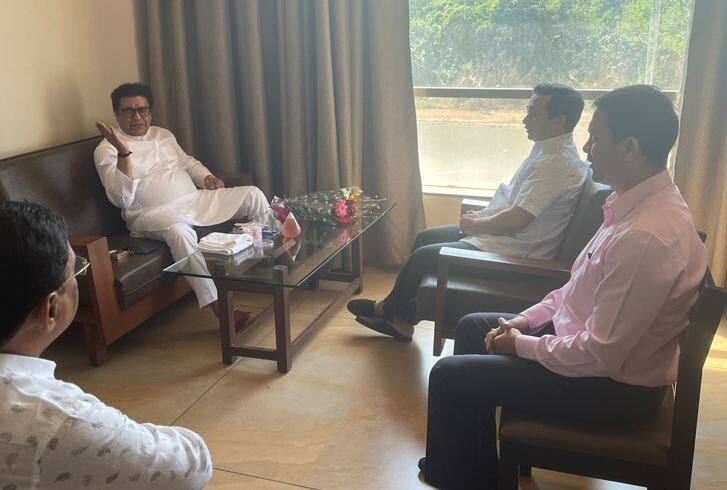 Raj Thackeray and Nitesh Rane met in Sindhudurg Raj Thackeray konkan tour Raj Thackeray-Nitesh Rane Meet : राज ठाकरे यांच्या भेटीनंतर नितेश राणे म्हणाले...
