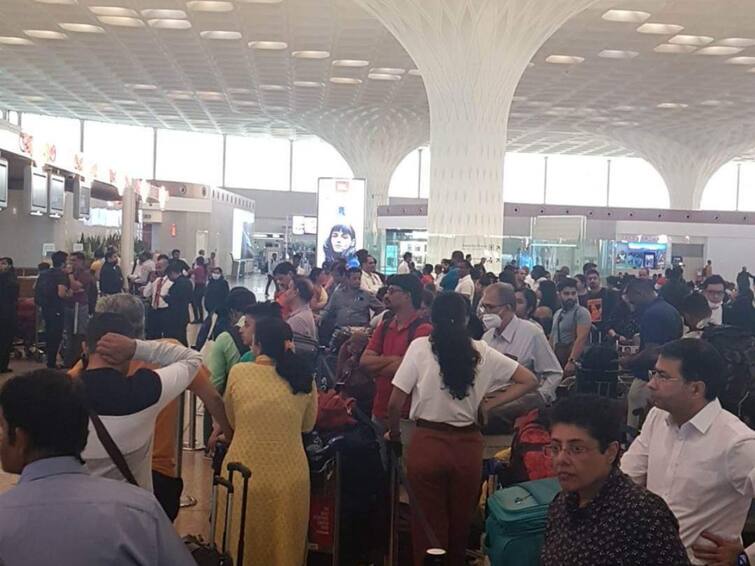 massive queues at mumbais t2 airport after systems go down MUMBAI AIRPORT: சர்வர் கிராஷ்.. ஸ்தம்பித்த மும்பை விமான நிலையம்: தவித்த பயணிகள்