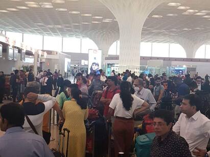 massive queues at mumbais t2 airport after systems go down MUMBAI AIRPORT: சர்வர் கிராஷ்.. ஸ்தம்பித்த மும்பை விமான நிலையம்: தவித்த பயணிகள்
