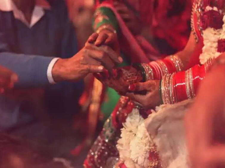 up bride calls off wedding after groom kisses her on stage to win bet UP MARRIAGE: உத்தரபிரதேசத்தில் முத்தம் கொடுத்த மணமகன்.. திருமணத்தை நிறுத்திய மணப்பெண்