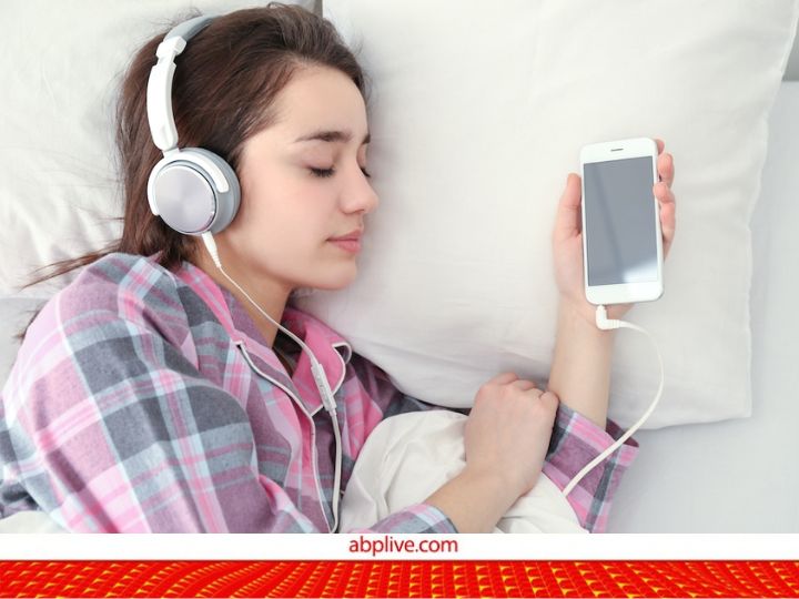 Listening to music while sleeping with headphones hot sale