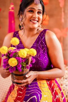 PHOTO: गोऱ्या गोऱ्या गालावरी चढली लाजेची लाली... पाहा पाठकबाईंच्या मेहेंदीसोहळ्याचे खास क्षण!