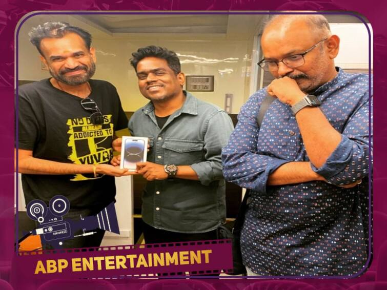 yuvan gifted Premji Amaran a Iphone latest post goes viral online Premji Amaran Latest Post: யுவன் கொடுத்த கிஃப்ட்டால் அப்செட்டான வெங்கட் பிரபு! -  வைரலாகும் போஸ்ட்!