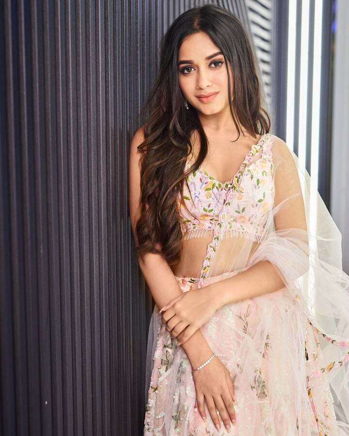 ताज्या फोटोंमध्ये, जन्नतला हलका शेडचा लेहेंगा आणि मॅचिंग ब्लाऊज घातलेला दिसतो.(फोटो सौजन्य :jannatzubair29/इंस्टाग्राम)