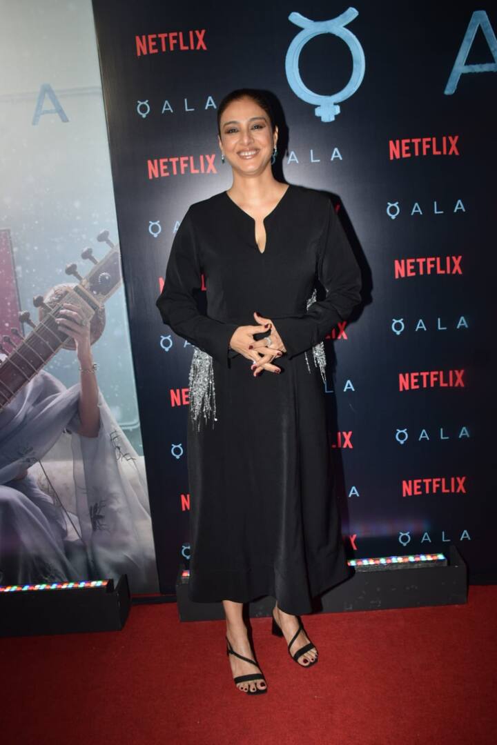 'कला' की स्क्रीनिंग में एक्ट्रेस तब्बू पहुंची थीं. इस दौरान उन्होंने ब्लैक वन पीस ड्रेस पहनी थी और बन हेयरस्टाइल कैरी किया हुआ था. चेहरे पर खिलखिलाती हंसी के साथ तब्बू बेहद ग्लैमरस नजर आईं.