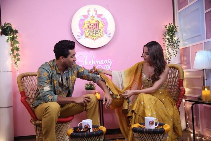 शहनाज गिल ने अपने नोट में आगे कहा, “ऐसा बहुत कम होता है, जब आपको दूसरी मुलाकात में ही किसी व्यक्ति से मिलकर ऐसा लगता हो जैसा वह आपकी फैमिली हो. विक्की कौशल मुझे आपसे एक बार फिर मिलकर खुशी हुई और आज की बातचीत सिर्फ बातचीत से काफी ज्यादा थी. मैं आपके लिए सफलता, अच्छे स्वास्थ्य और सकारात्मकता के अलावा और कुछ नहीं चाहती.”