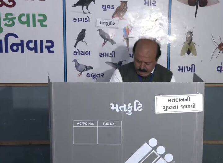 પૂર્ણેશ મોદીએ સુરતમાં વોટિંગ કર્યું.