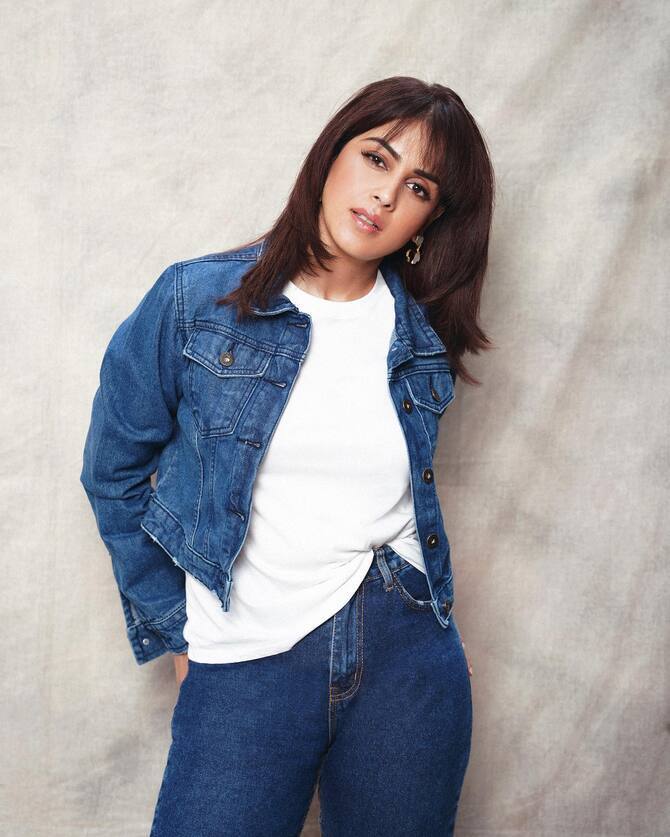 जेनिलिया का डेनिम ऑन डेनिम लुक भी आप के ऊपर खूब सूट करेगा,आप किसी भी मौसम में इसे स्टाइल कर सकती हैं. आप चाहें तो इसे टीशर्ट के साथ या फिर क्रॉप टॉप के साथ पैर कर सकती हैं.