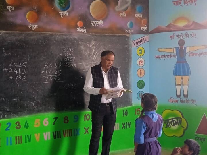 Chhattisgarh Manendragarh Chirmiri Bharatpur district collector PS Dhruv reached the school took maths class ANN Chhattisgarh News: अब शिक्षक की भूमिका में नजर आए एमसीबी जिले के कलेक्टर पीएस ध्रुव, लिया गणित का क्लास