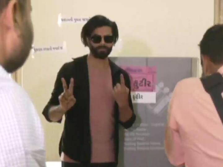 Cricketer Ravindra Jadeja cast his vote at a polling station in Jamnagar. (Source: ANI)