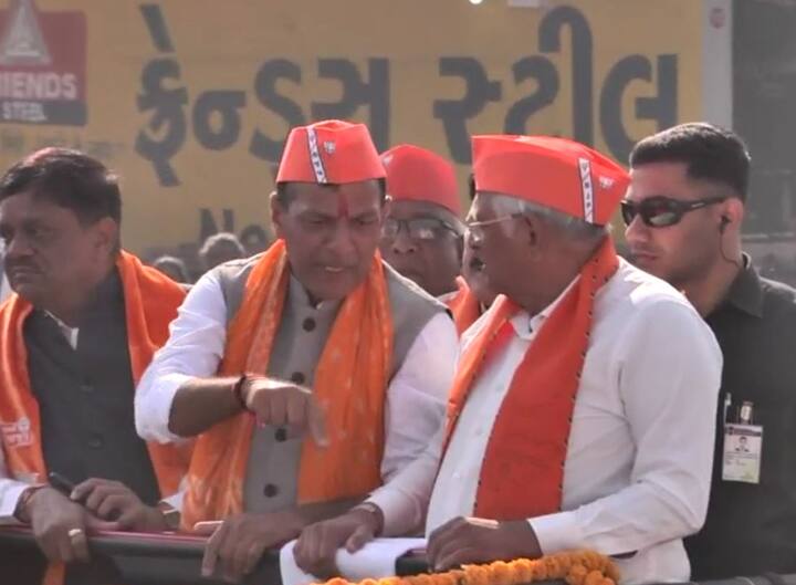 બીજેપીના ઉમેદવાર રમણલાલ પટેલના સમર્થનમાં CM એ રોડ શો કર્યો હતો.