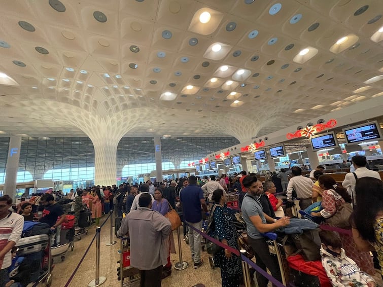 Mumbai Airport Server Down Terminal 2 Check-Ins All Airlines Affected twitter social media viral pictures Chhatrapati Shivaji Maharaj International Airport Services Resume At Mumbai Airport After Chaos Due To Server Failure