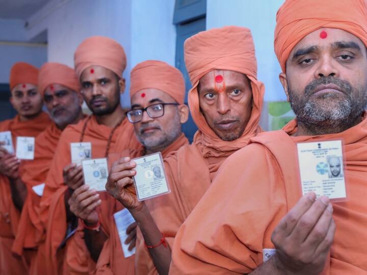 गुजरात विधानसभा चुनाव में साधु-महात्मा भी वोट देने के लिए मतदान केंद्र पहुंचे. हाथ में आईडी कार्ड दिखाकर इस बात की जानकारी भी दी.