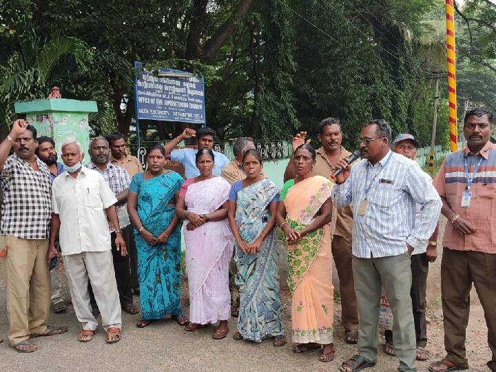 salem: ower Board employees are protesting for wage hike, filling up of vacant posts and abandoning the outsourcing system TNN சேலத்தில் ஊதிய உயர்வு, அவுட்சோர்ஸிங்  முறையை கைவிடக் கோரி  மின்வாரிய ஊழியர்கள் ஆர்ப்பாட்டம்