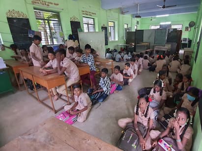 Students suffering from lack of classrooms near Sirkazhi! Pugar Petti: பேருக்கு பள்ளிக்கூடம் இருக்கு! வகுப்பறைகள் எங்கே...! புங்கனூர் ஊராட்சி நடுநிலைப்பள்ளியின் அவலநிலை!