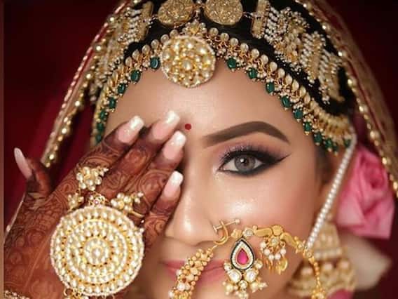 दुल्हन की खूबसूरती में लग जाएगा चार चांद, इन ट्रेंडी माथा पट्टी से लुक को करें कंप्लीट दुल्हन की खूबसूरती में लग जाएगा चार चांद, इन ट्रेंडी माथा पट्टी से लुक को करें कंप्लीट