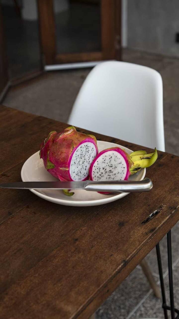 ड्रॅगन फ्रूटमध्ये कॅलरीजचे प्रमाण खूप कमी असते त्यामुळे वजन कमी करण्यास मदत होते. फायबर समृद्ध ड्रॅगन फळ चयापचय वाढवते आणि वजन कमी करण्याच्या प्रक्रियेस गती देते.