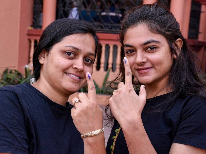 गुजरात की युवतियों में भी चुनाव को लेकर खासा उत्साह देखने को मिला. तस्वीरों में देख सकते हैं कि कैसे वो मुस्कुराते हुए अपनी खुशियों का इजहार कर रही हैं.