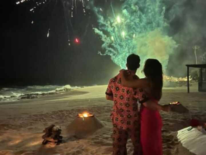 Priyanka Chopra and Nick Jonas romantic photos shared by close family member and friends on their anniversary Priyanka Chopra-Nick Jonas: आतिशबाजी के खबूसरत नजारे के बीच एक दूसरे में डूबे नजर आए निक और प्रियंका, वायरल हुई अनदेखी तस्वीर