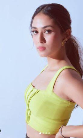 ਕ੍ਰੌਪ ਟਾਪ ਟਰਾਊਜ਼ਰ 'ਚ ਮੀਰਾ ਰਾਜਪੂਤ ਦਾ ਸ਼ਾਨਦਾਰ ਅੰਦਾਜ਼