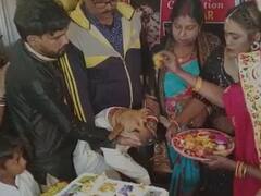 धनबाद में केक काटकर मनाया कुत्ते का जन्मदिन, कार्ड देकर मेहमानों को बुलाया, DJ की धुन पर झूमे लोग