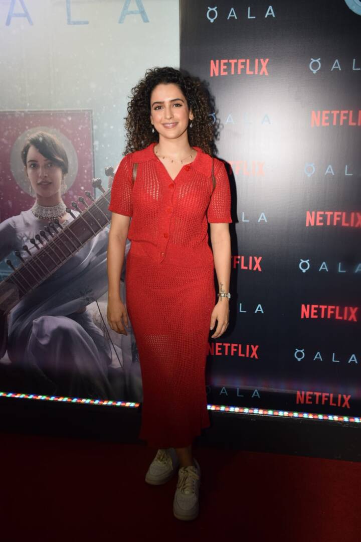 एक्ट्रेस सान्या मल्होत्रा कॉलर नेक बॉडीकॉन ड्रेस में नजर आईं. रेड कार्पेट पर उन्होंने कैमरे में कई तस्वीरें क्लिक करवाईं.