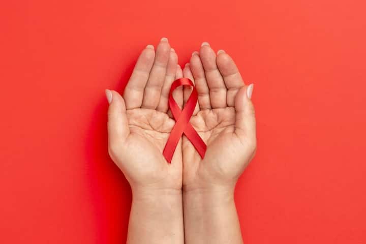 AIDS -আদতে একটি ক্রনিক ইমিউন ডিজিজ। অর্থাৎ, শরীরের রোগ প্রতিরোধ ক্ষমতা ধ্বংস হয়ে যায়। HIV-ভাইরাসের সংক্রমণের ফলে এই রোগ হয়ে থাকে। যা বিভিন্ন রোগের সঙ্গে লড়ার জন্য শরীরের প্রাকৃতিক রোগ প্রতিরোধ শক্তিকে একেবারে ধ্বংস করে দেয়।