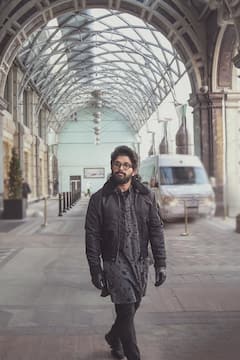 Pushpa के प्रमोशन के लिए रूस पहुंचे Allu arjun और Rashmika Mandanna, एक्टर के ट्रेडिशनल अवतार ने जीता फैंस का दिल