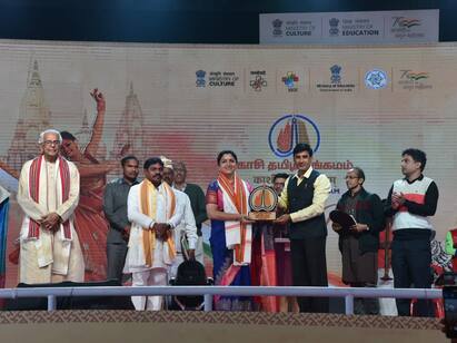 Khushbu Sundar says Being an Indian is pride at kashi tamil sangamam “எங்கும் திருக்குறள் பாரதியார் கவிதைகள் தமிழ் மீது ஆர்வம் கொண்டவர் பிரதமர்” - காசி தமிழ் சங்கமத்தில் குஷ்பு!