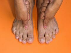 आपको लग रहा है सर्दी से हाथ-पांव ठंडे हैं...मगर ये बीमारी की वजह से भी होता है! ऐसे पहचानें