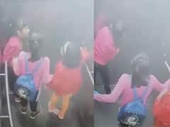 Watch Video: లిఫ్ట్‌లో ఇరుక్కుపోయిన చిన్నారులు, అరగంట పాటు ఉక్కిరిబిక్కిరి