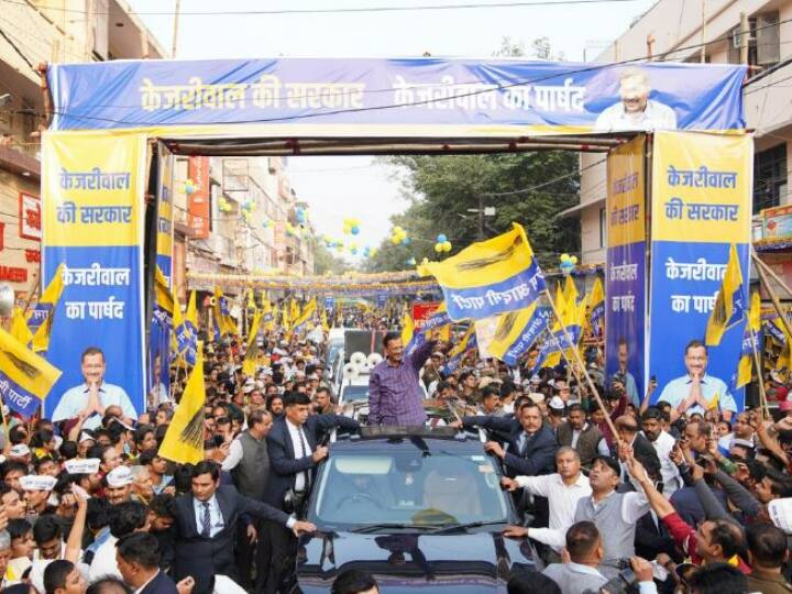 Delhi MCD Elections Thieves rob CM Kejriwal roadshow mobiles of 20 candidates including MLA stolen Delhi MCD Elections: सीएम केजरीवाल के रोड-शो में चोरों ने डाला डाका, विधायक समेत 20 प्रत्याशियों के मोबाइल हुए चोरी