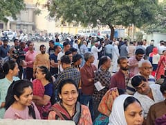 Gujarat Elections: गुजरात में आम से खास तक... हर कोई पहुंच रहा पोलिंग बूथ, पहली बार आदिवासी केंद्र में हुआ मतदान, देखें तस्वीरें