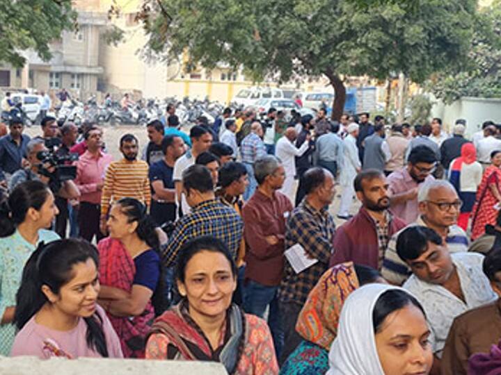 आम से खास तक हर कोई पोलिंग बूथ पर पहुंच रहा है. मतदान के लिए लगी कतारों में युवाओं और महिलाओं की झलक ज्यादा दिखाई पड़ रही है.
