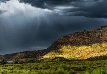 राज्यात कुठे ढगाळ वातावरण आहे तर कुठे थंडीचा जोर वाढल्याचे पाहायला मिळत आहे.