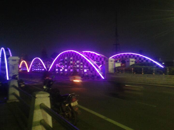 ஊதா நிறத்தில் நேப்பியர் பாலம்