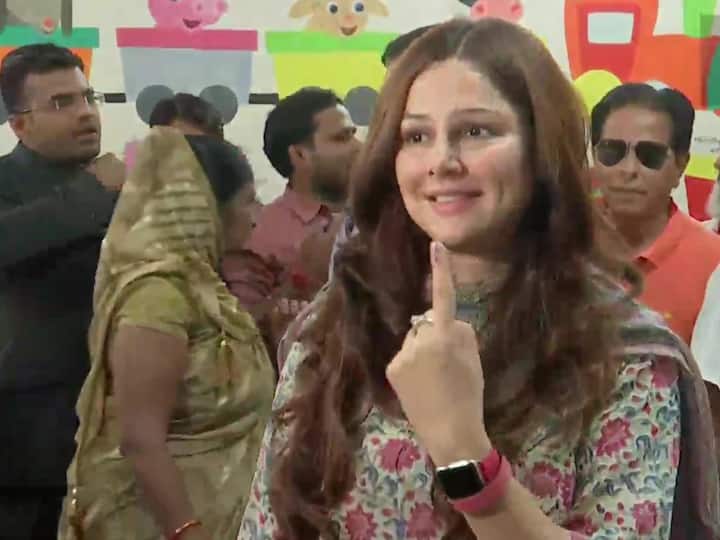 Mumtaz Patel, daughter of late senior Congress leader Ahmed Patel, cast her vote at a polling booth in Ankleshwar, Bharuch. 