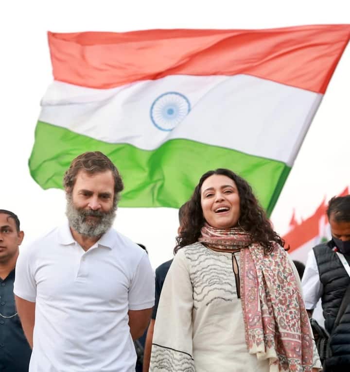 तस्वीरों में स्वरा बिल्कुल सिंपल लुक में दिखाई दी. उन्होंने लूज ऑफ व्हाइट कलर का कुर्ता पहना था और उसके साथ प्रिंटेड शॉल कैरी किया हुआ है.