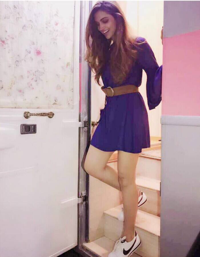 दीपिका पादुकोण - दीपिका पादुकोण के पास भी बहुत मंहगी वैनिटी वैन है. जिसकी क़ीमत करीब 2 करोड़ रुपये की है. ये वैनिटी तीन हिस्सों में बनी हुई है. इसमें प्राइवेट ज़ोन, सिटिंग एरिया और स्टाफ़ एरिया है.
