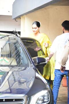 Sonam Kapoor Traditional Look : बालों में गजरा, अनारकली सूट...बन ठनकर ये कहां जा रही हैं सोनम कपूर, देखिए खूबसूरत तस्वीरें