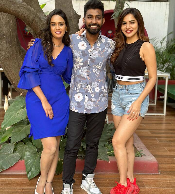 వీరితో కలిసి ఎక్స్ ప్రెస్ హరి కూడా ఫోటోలకు పోజులిచ్చాడు. Photo Credit: Ashu Reddy/Instagram