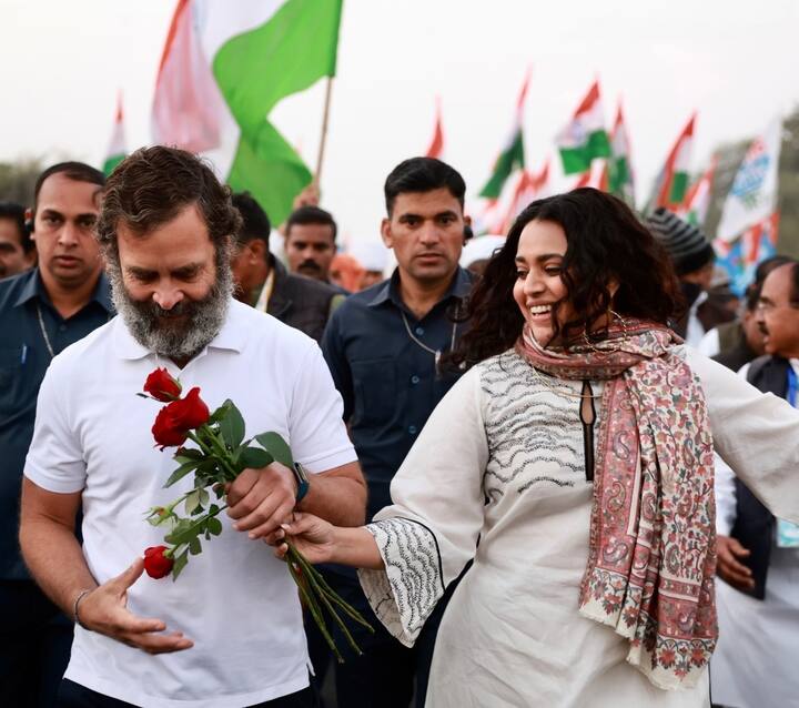 सोशल मीडिया में सामने आई इन तस्वीरों में स्वरा भास्कर स्माइल करते हुए राहुल गांधी को गुलाब का फूल दे रही हैं.