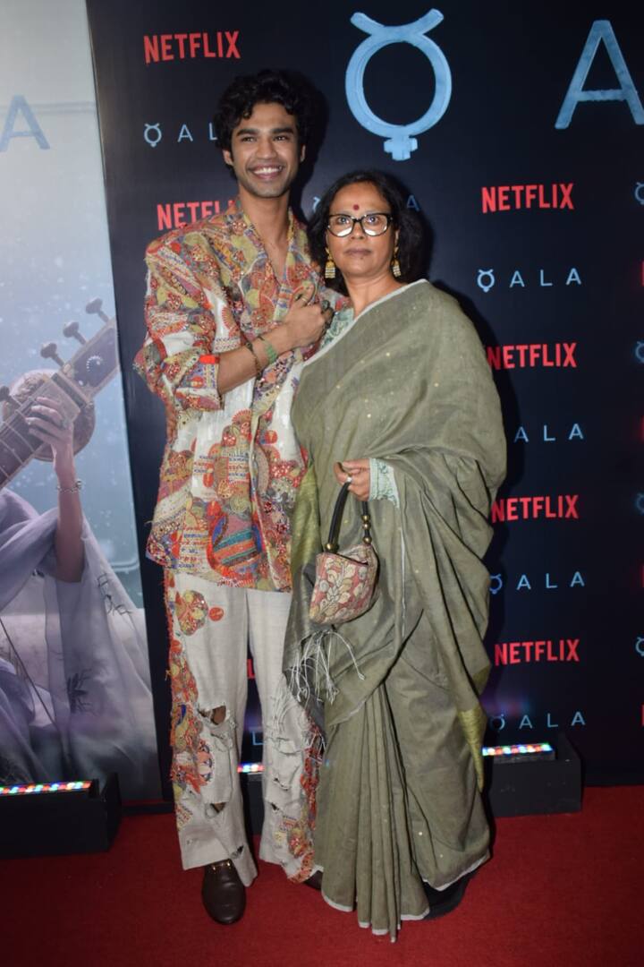 बता दें कि यह दिवंगत अभिनेता इरफान खान के बेटे बाबिल खान की डेब्यू फिल्म है. स्क्रीनिंग में सुतापा सिकदर भी अपने बेटे को चीयर करने पहुंची थीं.