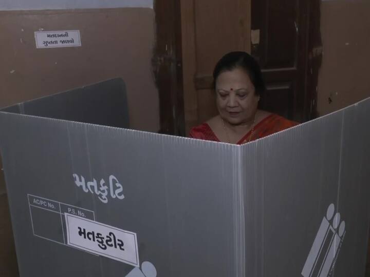 Union minister Darshana Jardosh cast her vote in Surat. (Source: ANI)